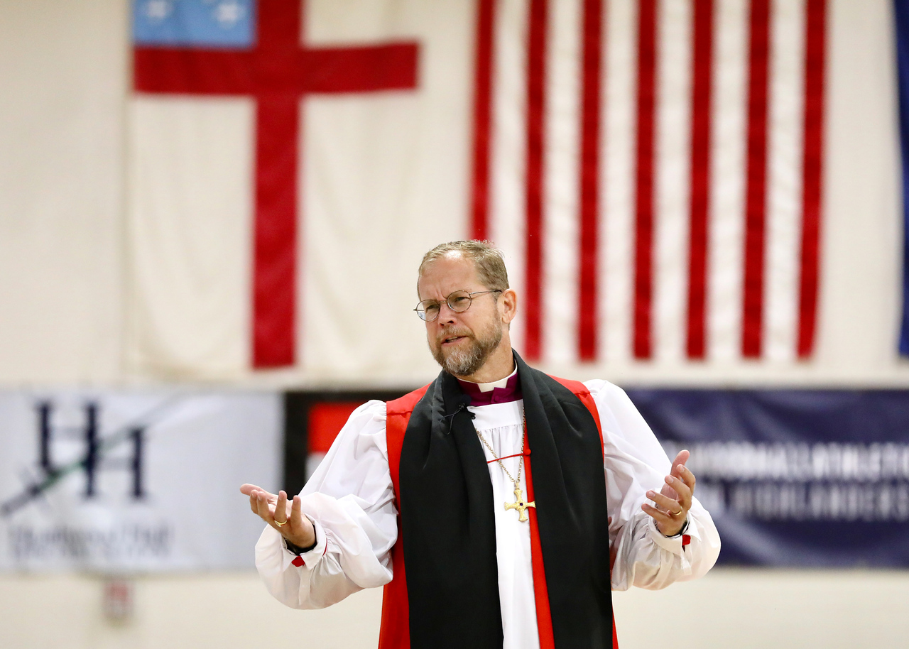 Bishop Richards delivers the homily